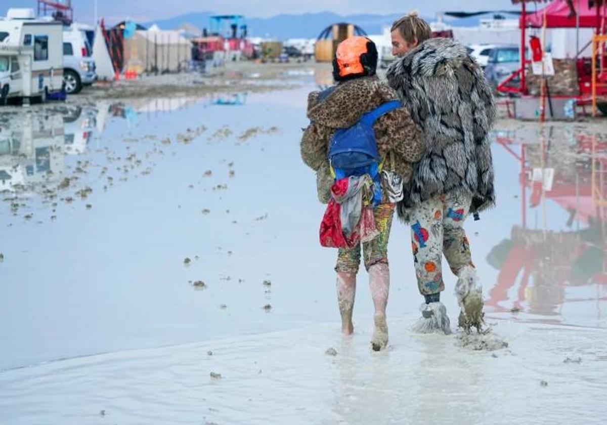 Decenas de miles de asistentes al festival Burning Man quedan aislados por una tormenta en el desierto de Nevada