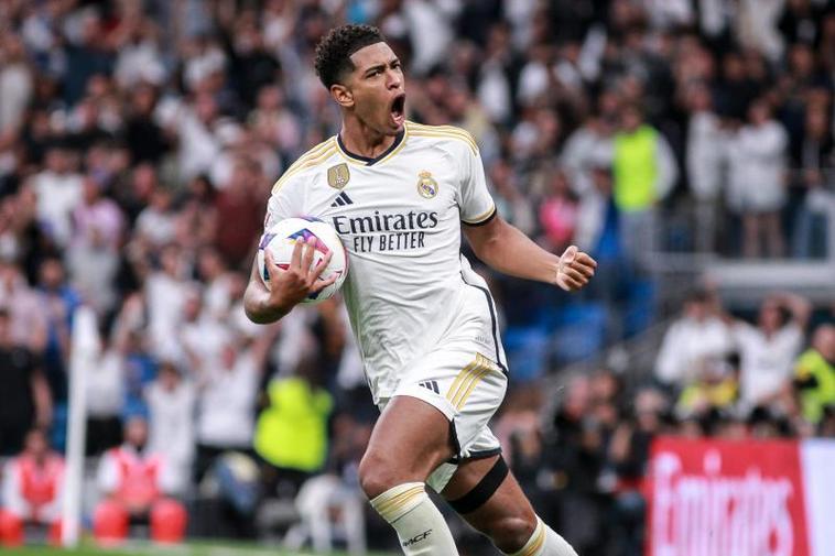 Jude Bellingham celebra el gol del triunfo del Real Madrid en el Bernabéu.