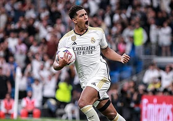Jude Bellingham celebra el gol del triunfo del Real Madrid en el Bernabéu.