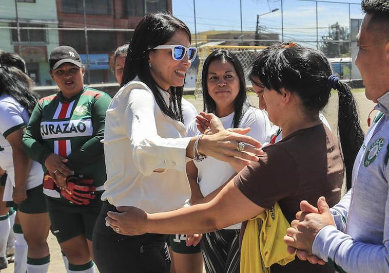 La candidata presidencial de Ecuador recupera el chaleco antibalas ante un posible atentado