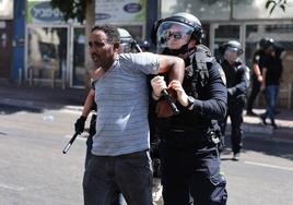 Agentes de policía israelíes arrestan a un solicitante de asilo eritreo en una manifestación en Tel Aviv