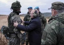 El presidente ruso, Vladímir Putin, inspecciona el progreso del entrenamiento de los militares