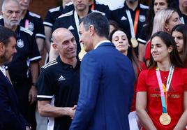 Sánchez saluda fríamente a Rubiales durante la recepción a la selección en Moncloa.