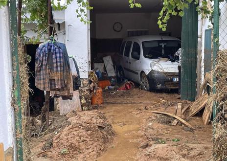 Imagen secundaria 1 - La Dana cancela trenes, corta carreteras e inunda medio país y Madrid se libra de su Filomena de lluvia