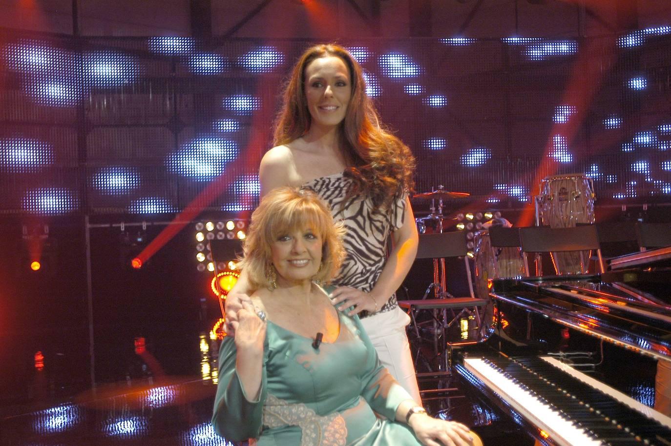 Rocio Carrasco, junto a Maria Teresa Campos como presentadoras de 'Nacidas para cantar'.