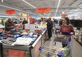 Los clientes tratan ahora de buscar ofertas y promociones para hacer frente a la escalada de precios.