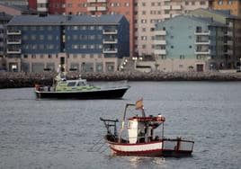 Un pesquero de bandera española controlado por una patrulla gibraltareña