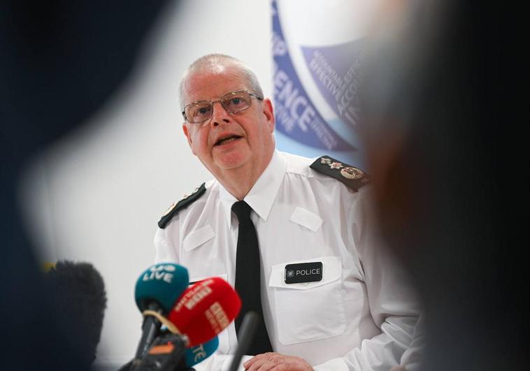 Dimite el jefe de la Policía de Irlanda del Norte tras la fuga de datos de miles de agentes
