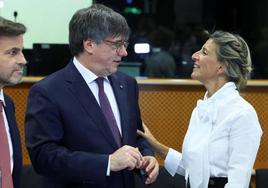 Carles Puigdemont y Yolanda Díaz conversan antes de su encuentro en el Parlamento Europeo en Bruselas.