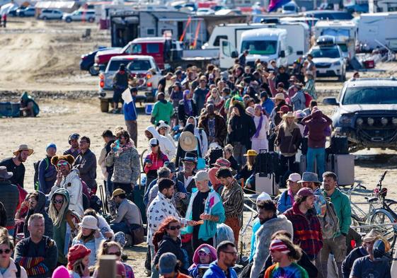 Los miles de asistentes al festival Burning Man comienzan a ser evacuados