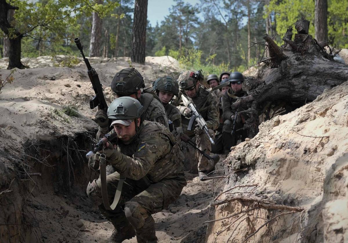 Miembros de la Guardia Nacional de Ucrania participan en ejercicios militares en las afueras de Kiev.