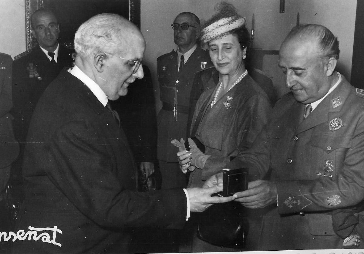 Carmen Polo junto a Franco en una imagen de 1954.