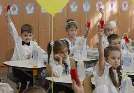 Niños ucranianos en el segundo inicio de un curso escolar desde la invasión rusa