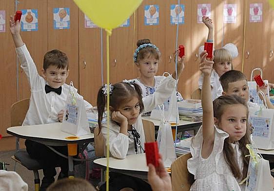 Niños ucranianos en el segundo inicio de un curso escolar desde la invasión rusa