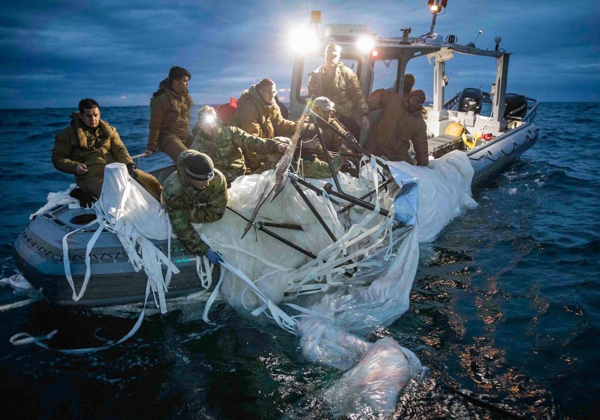 Miembros de la Guardia Costera estadounidense recuperan los restos del globo espía derribado sobre el Atlántico en febrero.