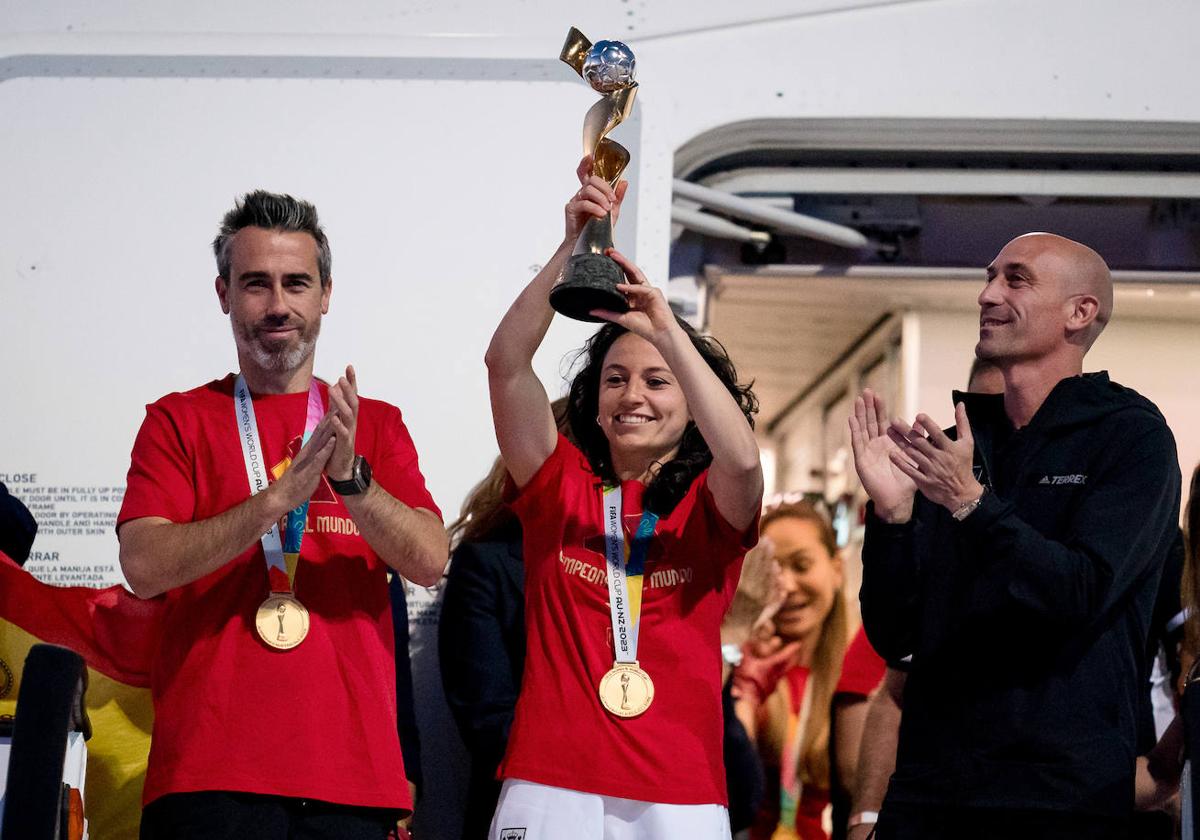 El exseleccionador nacional Jorge Vilda, Ivana Andrés a su llegada a Madrid tras ganar el Mundial junto al exseleccionador Jorge Vilda y Luis Rubiales