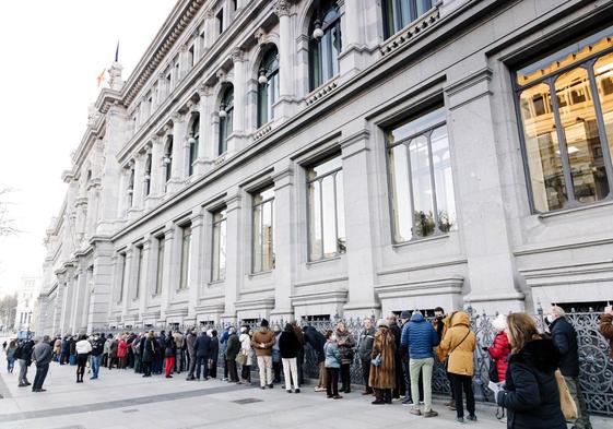 Colas de ciudadanos ante el Banco de España para adquirir Letras, el pasado mes de enero.