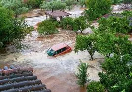Un coche queda sumergido tras la tormenta en el monte Pelión, cerca de Volos, una de las localidades más golpeadas por 'Daniel' en Grecia.