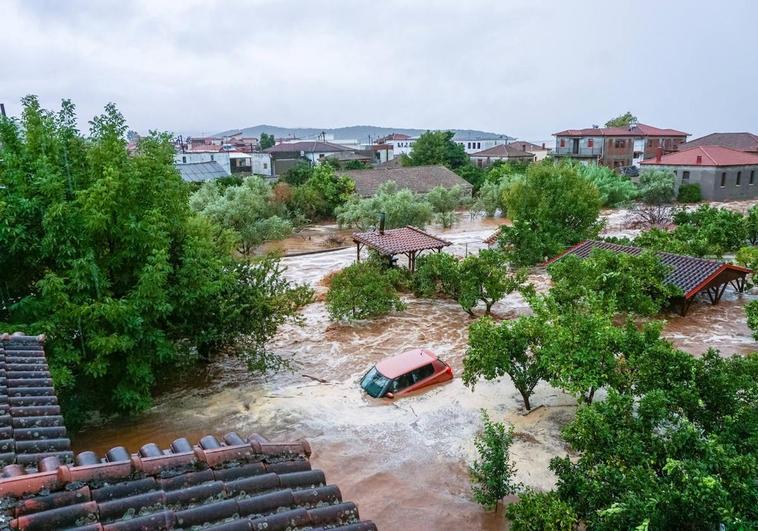 Un coche queda sumergido tras la tormenta en el monte Pelión, cerca de Volos, una de las localidades más golpeadas por 'Daniel' en Grecia.