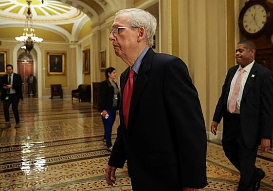 McConnell camina por los pasillos del Senado.