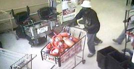 Un ladrón se lleva decenas de envases de detergentes de una tienda