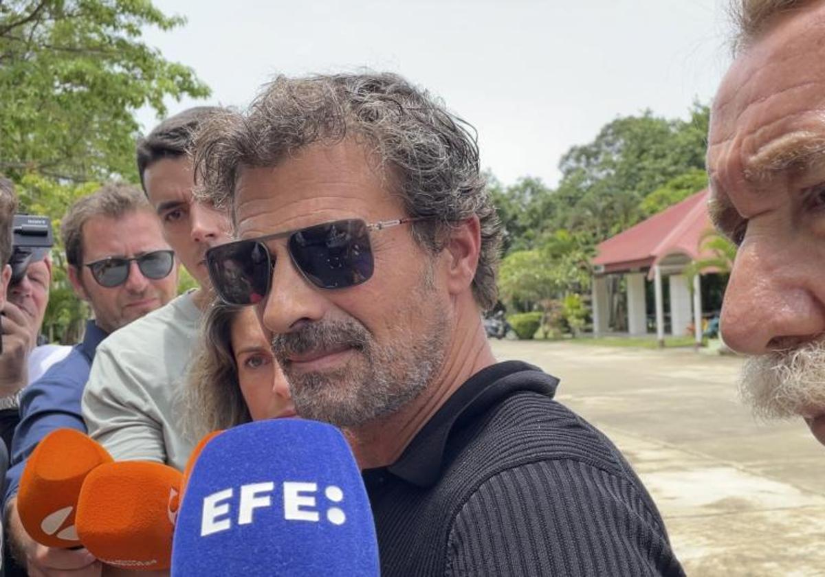 El actor español Rodolfo Sancho, acompañado por el abogado español Marcos García Montes, a su llegada hoy miércoles a la prisión de Koh Samui.