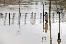 Periodista en zona inundada.