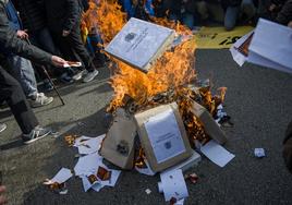Unos 200 CDR rechazan en Barcelona la reforma del CP y queman réplicas de la Constitución.