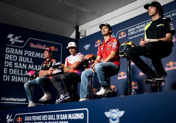 Aleix Espargaró, Jorge Martín, Pecco Bagnaia y Marco Bezzecchi atienden a los medios en Misano.