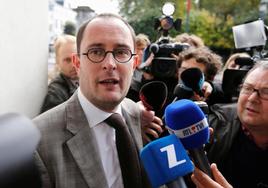 El ministro de Justicia belga, Vincent van Quickenborne, atiende a los medios a su llegada al Parlamento en una foto de archivo.