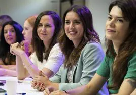 Ione Belarra, Irene Montero e Isa Serra en la sede de Podemos.