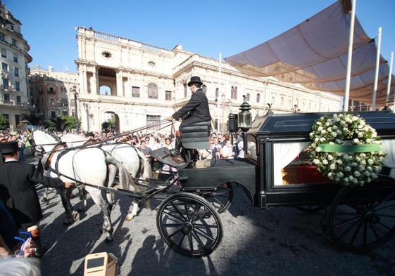 El coche de caballos que porta el féretro con los restos mortales de María Jiménez a la salida de la capilla ardiente situada en el Ayuntamiento de Sevilla.