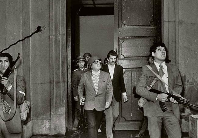 Salvador Allende sale del Palacio de La Moneda