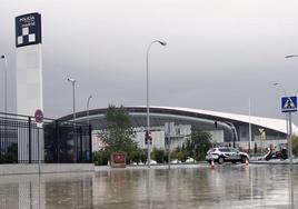 El agua anega una calle junto al estadio Metropolitano.