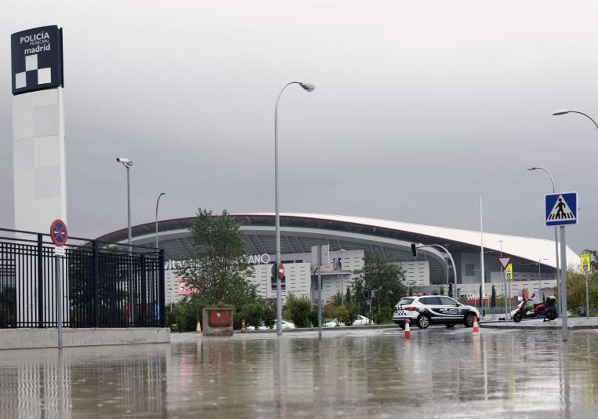 El agua anega una calle junto al estadio Metropolitano.