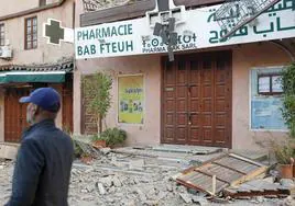 Un hombre pasa ante una fachada derruida en una calle de Marrakech.