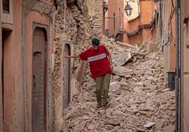 Un residente camina entre los escombros tras el terremoto.