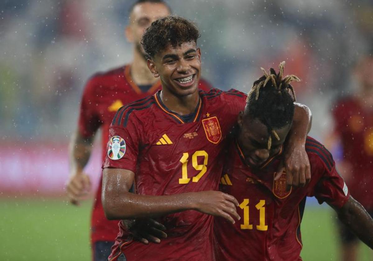 Lamine Yamal y Nico Williams celebran el último de los goles de España el viernes contra Georgia.