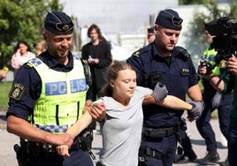 La policía detiene a Greta Thunberg en un puerto de Malmo, Suecia, a finales de julio, en una manifestación contra los combustibles fósiles.