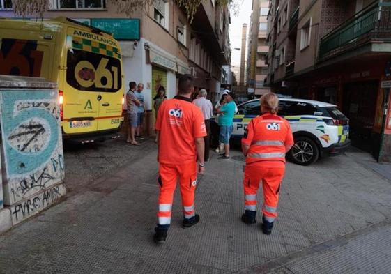 Los servicios de Emergencias se dirigen al piso donde se originaron las muertes.