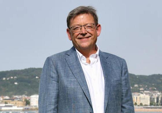 El expresidente valenciano con la bahía al fondo de San Sebastián, donde ha participado en un curso.