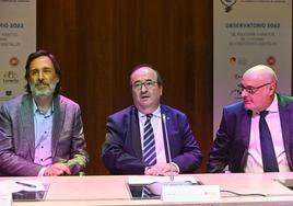 El presidente de Promusicae, Antonio Guisasola, el ministro de Cultura en funciones, Miquel Iceta, y el presidente de la Federación de Gremios de Editores de España, Daniel Fernández.