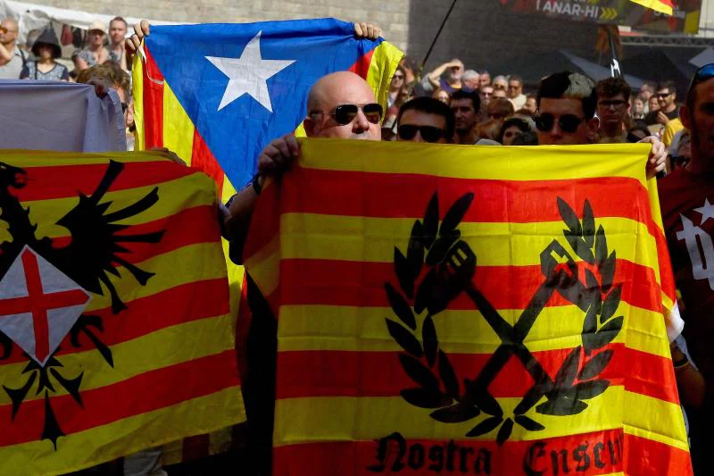 Ciudadanos de Barcelona muestran la 'Estelada' en la Diada