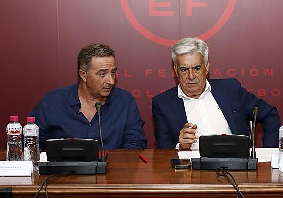 Pedro Rocha, mandamás interino de la Federación Española de Fútbol, a la derecha.