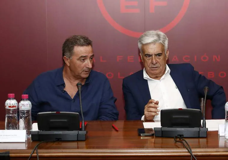 Pedro Rocha, mandamás interino de la Federación Española de Fútbol, a la derecha.
