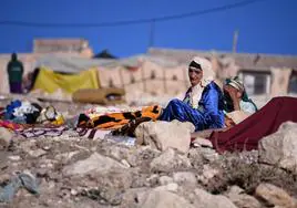 Una mujer llora sentada entre los escombros provocados por el terremoto en Marruecos