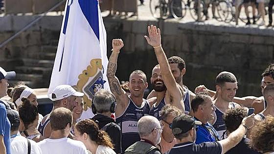 Lluvia de críticas a Otegi por aplaudir que un remero dedique la bandera de La Concha a los presos de ETA