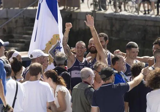 Los remeros de Urdaibai, entre ellos Iñaki Goikoetxea 'Tabero', celebrando la bandera de La Concha lograda el pasado domingo.