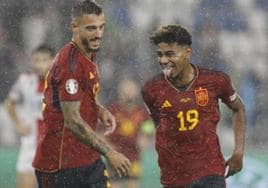 Joselu y Lamine Yamal celebran bajo la lluvia el gol del joven atacante del Barça en Georgia.