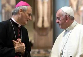 El Papa Francisco junto al cardenal Zuppi, el 'enviado especial' del Vaticano a Ucrania